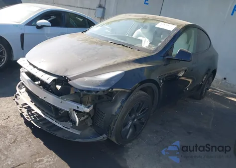 2024 Tesla Model Y Long Range Dual Motor All-Wheel Drive/Rwd z USA, uszkodzony, nr VIN 7SAYGDED2RF127531